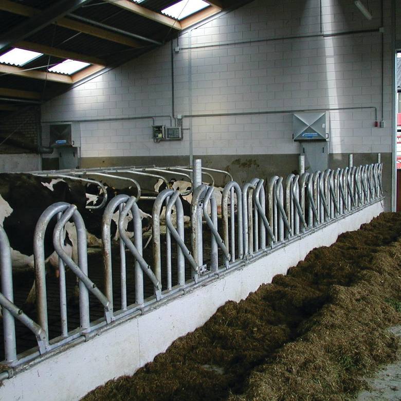 Swedish self-closing feed fence